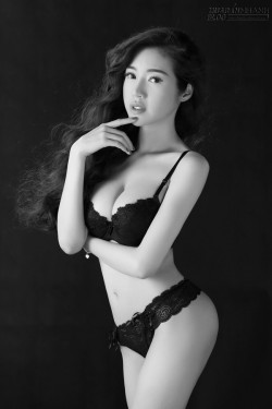 [ Người đẹp ] Hot Girl Elly Trần tái xuất sau khi sinh với bộ ảnh nội y nóng bỏng