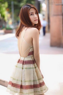 [ Người đẹp ] DIỄM MY 9X KHOE LƯNG TRẦN GỢI CẢM TRÊN PHỐ
