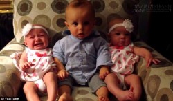 Biểu cảm đáng yêu của bé trai khi nhìn thấy hai em gái sinh đôi