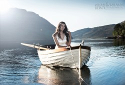 Mẹ, xin đừng đánh cô ấy, con đau!