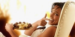 Phản bác quan niệm tác dụng của chocolate lên chuyện ấy