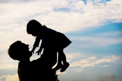 Ba em có một cánh tay