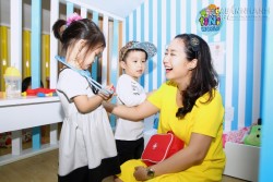 Ba mẹ con Ốc Thanh Vân vui đùa cùng nhau