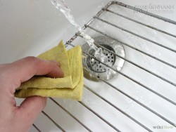 Loại bỏ dầu mỡ bám dính trên vỉ nướng kim loại