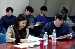 Ha Ji Won giản dị vẫn xinh tươi đi đọc kịch bản phim