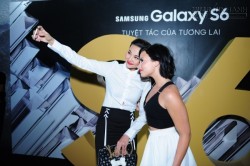 Thanh Hằng nhí nhảnh chụp ảnh selfie cùng Demi Lovato