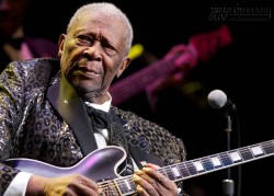 Fan thế giới đau buồn vì Ông vua nhạc Blues B.B. King qua đời