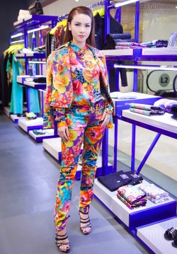 Yến Trang diện đồ sặc sỡ đi sự kiện