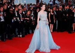 Lý Băng Băng diện váy xuyên thấu trên thảm đỏ Cannes