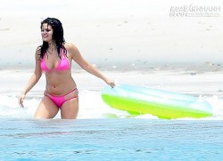 Miley Cyrus khoe eo thon, Selena Gomez béo ú vì bikini