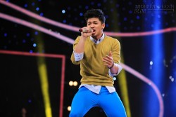 Hotboy Vietnam Idol được Britney Spears ôm hôn thắm thiết