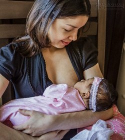 Mỗi lúc chồng và nhà chồng ngủ trưa, mình phải bế con ra đường đứng