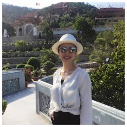 Jennifer Phạm kè kè bên chồng - Mr Đàm run tay khi ký tên vào fan