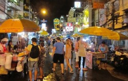 Săn đồ đẹp giá rẻ trong các khu chợ đêm Bangkok
