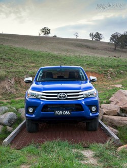 Toyota Hilux 2016 chính thức ra mắt