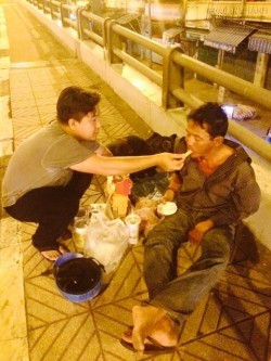 Cảm động với câu chuyện sau bức ảnh ngồi ăn cùng người lang thang