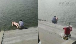 Trung Quốc Giật mình người đàn ông mang búp bê ra sông tắm rửa