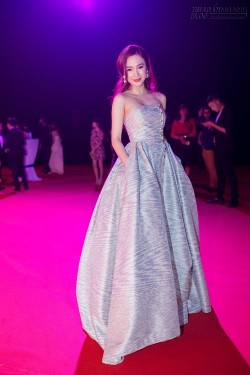 Angela Phương Trinh lột xác trên thảm đỏ Đêm hội chân dài 9