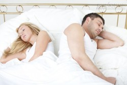 Cách chồng, người yêu ôm bạn khi ngủ nói lên điều gì?