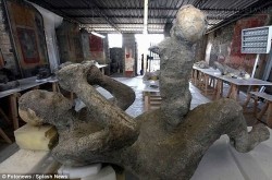 Xót xa hai mẹ con hóa đá ôm nhau sau thảm họa núi lửa