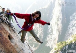 Rợn người mốt chụp hình cheo leo vách núi của giới trẻ Trung Quốc