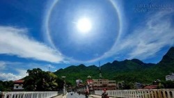 Cận cảnh hiện tượng mặt trời hóa mặt trăng kỳ ảo