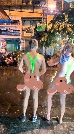 Gái Việt, trai Tây mặc như không dạo phố Hà Nội