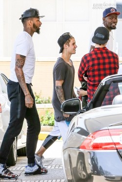 Justin Bieber nhỏ bé giữa dàn cầu thủ bóng rổ