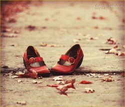 CÔ GÁI ĐI GIÀY ĐỎ