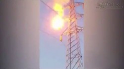 Khỏa thân trèo lên trạm biến áp đón gió, thiếu nữ bùng cháy như ngọn đuốc