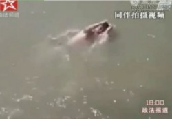 Sửng sốt thiếu niên bị bạn bè bỏ mặc chết đuối, vô tư quay phim cười đùa