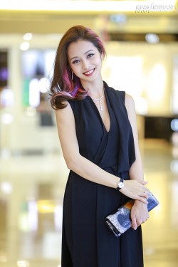 Jennifer Phạm đổi kiểu tóc mới
