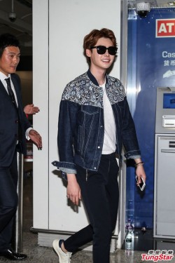 Lee Jong Suk gây náo loạn tại sân bay Hồng Kông