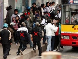 Cách hay tránh bị móc túi khi ra đường