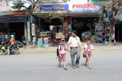 20 NĂM TÌNH NGUYỆN DẮT NGƯỜI QUA ĐƯỜNG