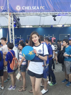 Á hậu Huyền My háo hức cổ vũ cho CLB Chelsea