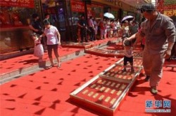 Trung Quốc : Hoa mắt với kiểu chơi trội rải 28kg vàng miếng làm đường đi