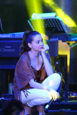 Hồ Ngọc Hà ngồi bệt dưới đất giao lưu với khán giả