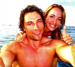 Thiếu nữ bị tấn công đến chết vì mở cửa xe để giao lưu với sư tử