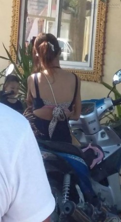 Hot girl ăn mặc thiếu vải lên chùa bị ném đá dữ dội