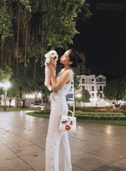 Hoa hậu Kỳ Duyên khoe dáng chuẩn khi đưa cún cưng đi chơi
