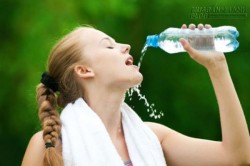 Những thói quen uống nước có hại cho sức khỏe