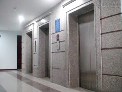Hướng dẫn cách giữ bình tĩnh khi kẹt thang máy