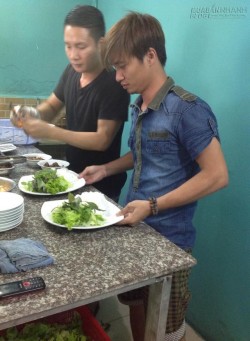 Lệ Rơi quạt chả, bưng bê phục vụ khách hàng