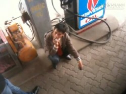 Clip thanh niên hút thuốc làm cháy cây xăng ở Quảng Ninh