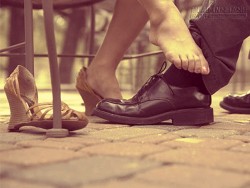 Thể hiện tình yêu nơi công cộng mà không... quá lố