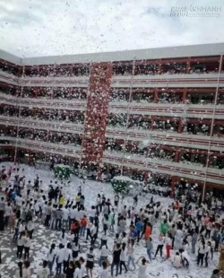 Sốc với hình ảnh sân trường trắng xóa sách vở do học sinh xé