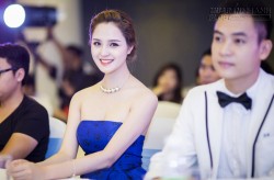 Hoàng Anh mặc gợi cảm đi chấm thi