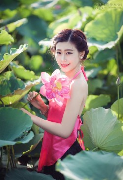 Ngẩn ngơ vẻ đẹp của cô giáo tương lai bên đầm sen đầu mùa