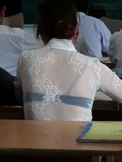 Nóng mắt với những cảnh khoe da thịt lố bịch của con gái thời nay